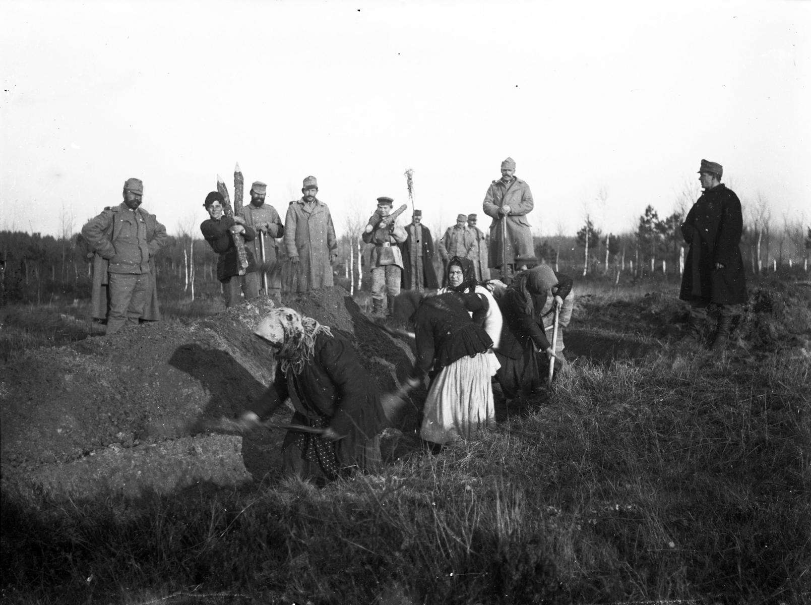 Ausheben von Sch&uuml;tzengr&auml;ben durch die Einheimischen, unter Aufsicht &ouml;sterreichisch-ungarischer Soldaten, Sokul Navos/Wolhynien, heute Sokil Naviz, West-Ukraine, circa Juli 1916 (Fotograf: Wilhelm Dronowicz; Sammlung Martin Dobernik, L48001 &ndash; TAP)