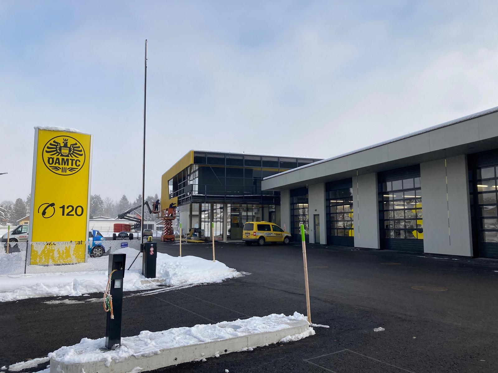 Letzte Arbeiten an der Fassade. Foto Stangl