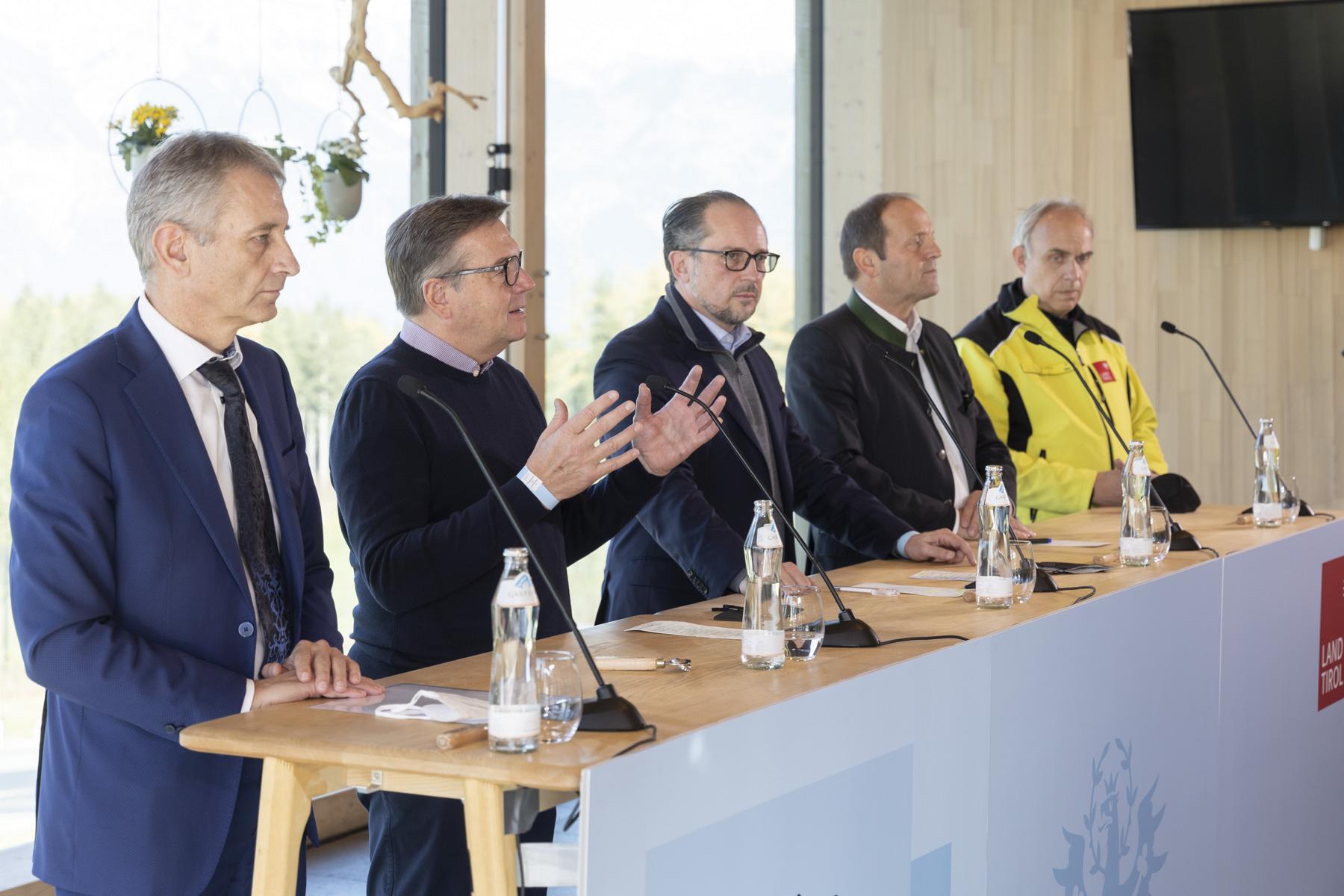 TIWAG-Vorstandsvorsitzender Erich Entstrasser, LH G&uuml;nther Platter, BK Alexander Schallenberg, LHStv Josef Geisler und Elmar Rizzoli, Gruppenvorstand des Zentrums f&uuml;r Krisen- und Katastrophen-Management des Landes Tirol, Foto: Land Tirol/Die Fotografen