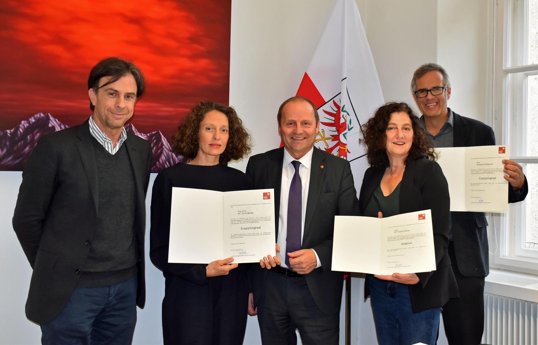 Die Mitglieder des SOG-Beirats wurden k&uuml;rzlich von Raumordnungsreferent LHStv Josef Geisler bestellt. Von li. Univ.- Prof. Lukas Madersbacher, Architektin Silvia Boday, LHStv Josef Geisler, Vorst&auml;ndin Diana Ortner (Abt. Bodenordnung), Martin Sch&ouml;nherr (Ab