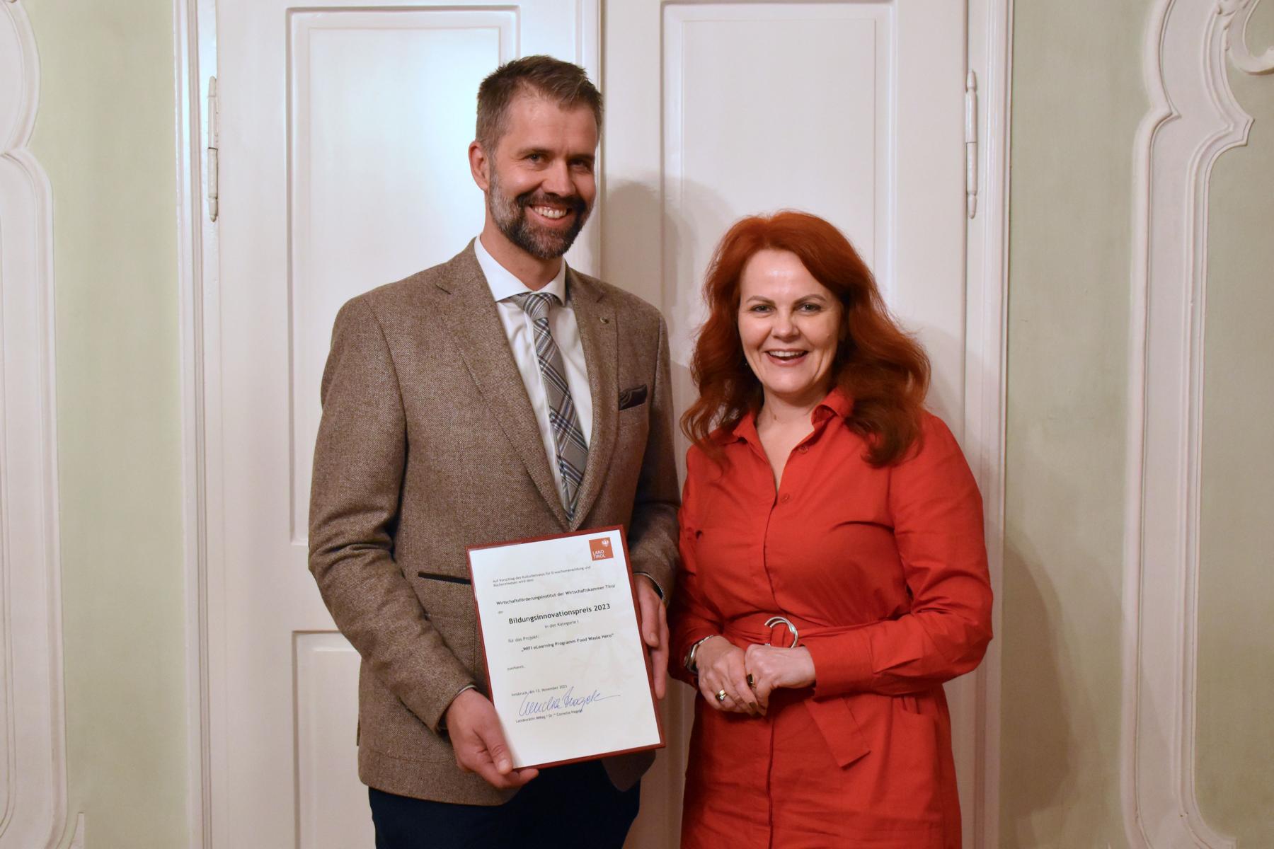 LRin Hagele &uuml;berreicht Nobert Sch&ouml;pf den Bildungsinnovationspreis (Kategorie I) f&uuml;r das Projekt &bdquo;WIFI eLearning Programm Food Waste Hero&ldquo;. Foto: Land Tirol/Krepper