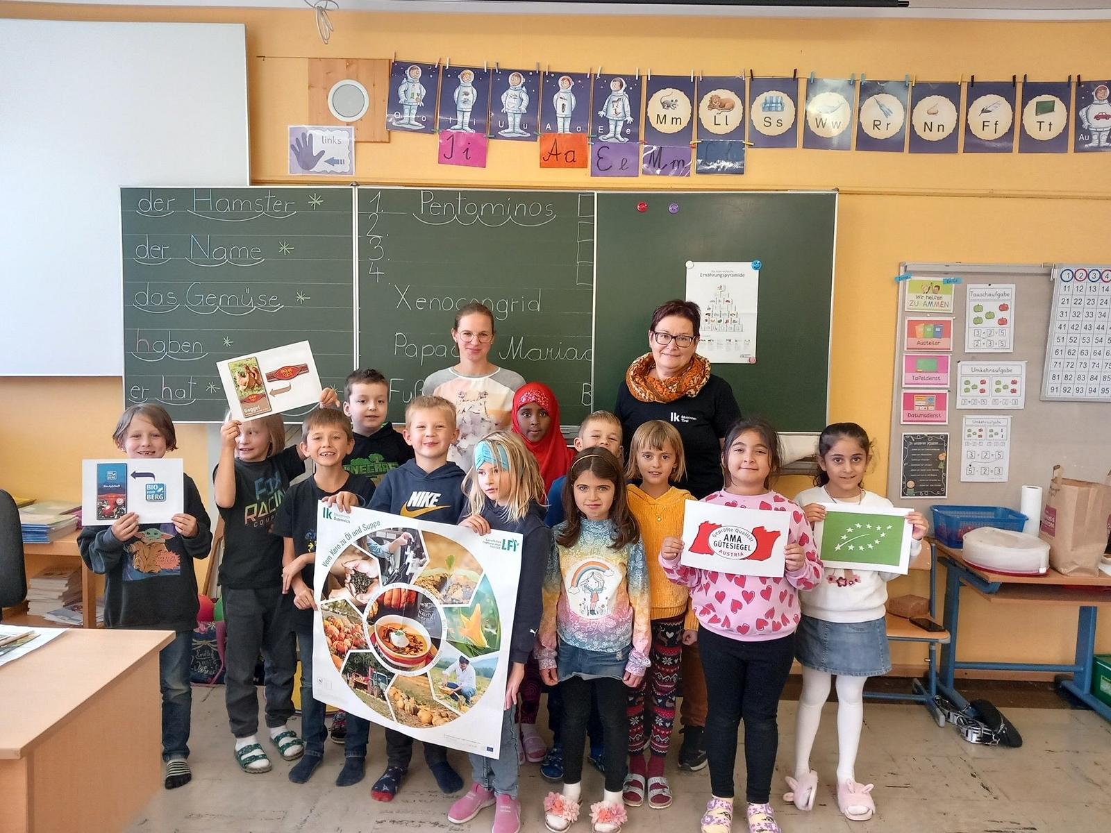 Bezirksb&auml;uerin Karin Huber besuchte die Kinder in der VS Michael Gamper in Lienz.