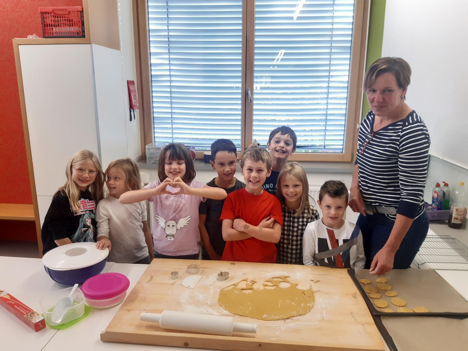 Ortsb&auml;uerin Gerti Linsberger brachte den Kindern in der VS Nikolsdorf das Wichtigste &uuml;ber Lebensmittel bei.