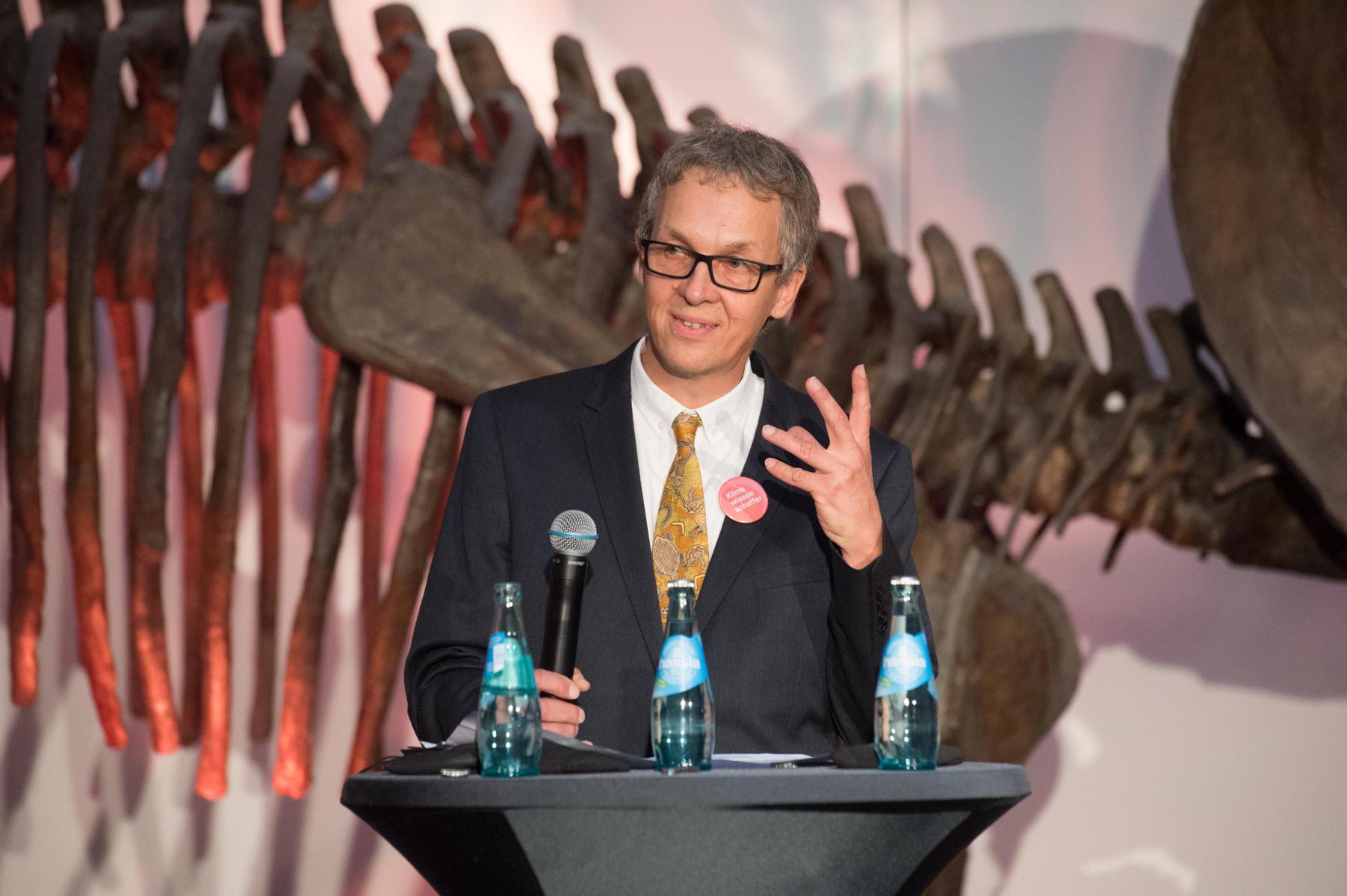 Prof. Dr. Wolfgang M&uuml;ller bei einem Vortrag im Senkenbergmuseum in Frankfurt am Main; Foto: Goethe-Universit&auml;t Frankfurt am Main