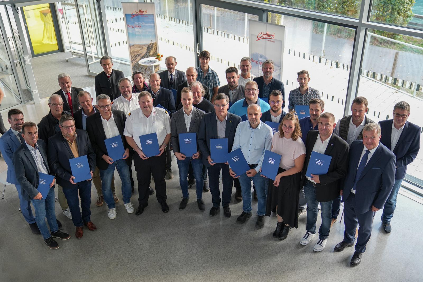 Die Rektorin und der Vizerektor der Privatuniversit&auml;t UMIT TIROL, Prof. Dr. habil. Sandra &Uuml;ckert und Univ.-Prof. DI Dr. Bernhard Tilg, gratulierten am Campus Lienz den ersten 24 Absolvent*innen zum Abschluss des Universit&auml;tskurses f&uuml;r Krisen-, Katastrophe