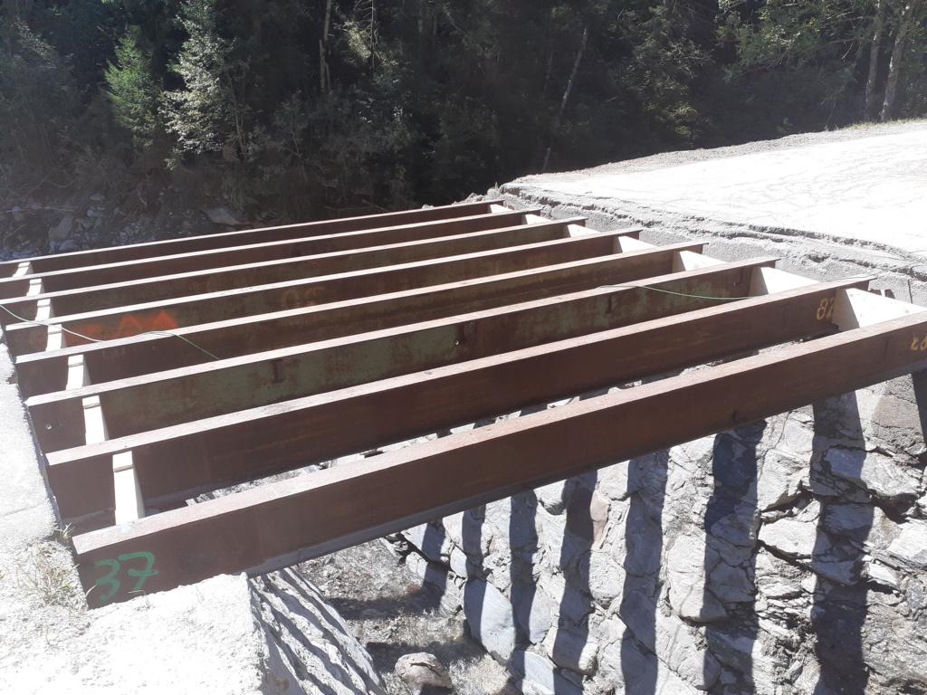 Als Unterkonstruktion f&uuml;r die Holzdielen wurden acht Stahltr&auml;ger montiert. Foto: BBA Lienz