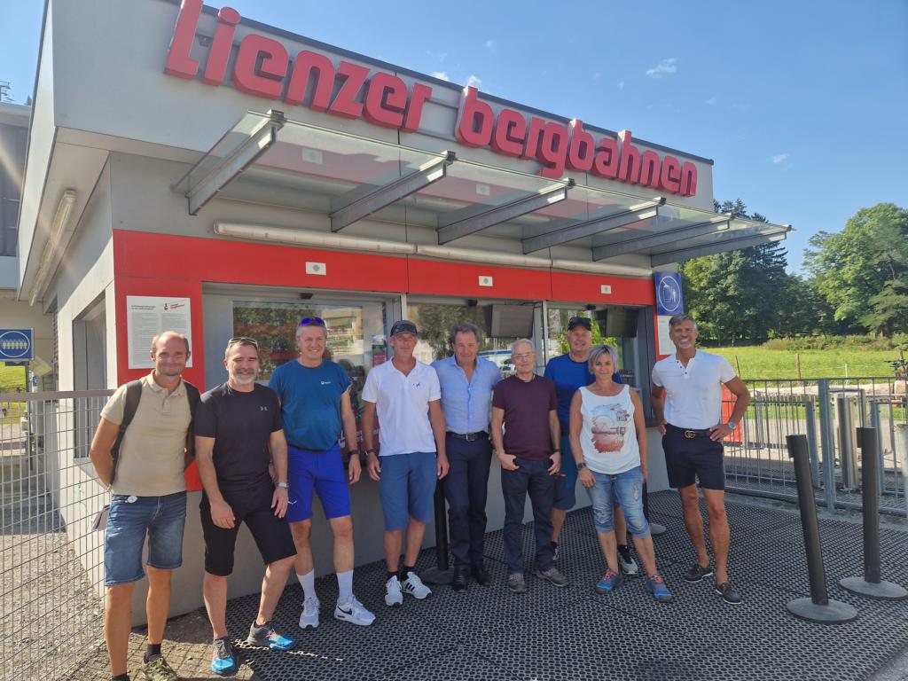 Im Zielstadion: Stefan Mutschlechner (Rennleiter), (ORF), Peter Gerdol, Markus Mayer (FIS), Franz Theurl (TVB Obmann Osttirol Tourismus), Werner Fr&ouml;mel, Rupert Steger, Skiclub-Pr&auml;sidentin Carmen Ebner, Andreas Kr&ouml;nner (FIS) (c) SCL Lienz