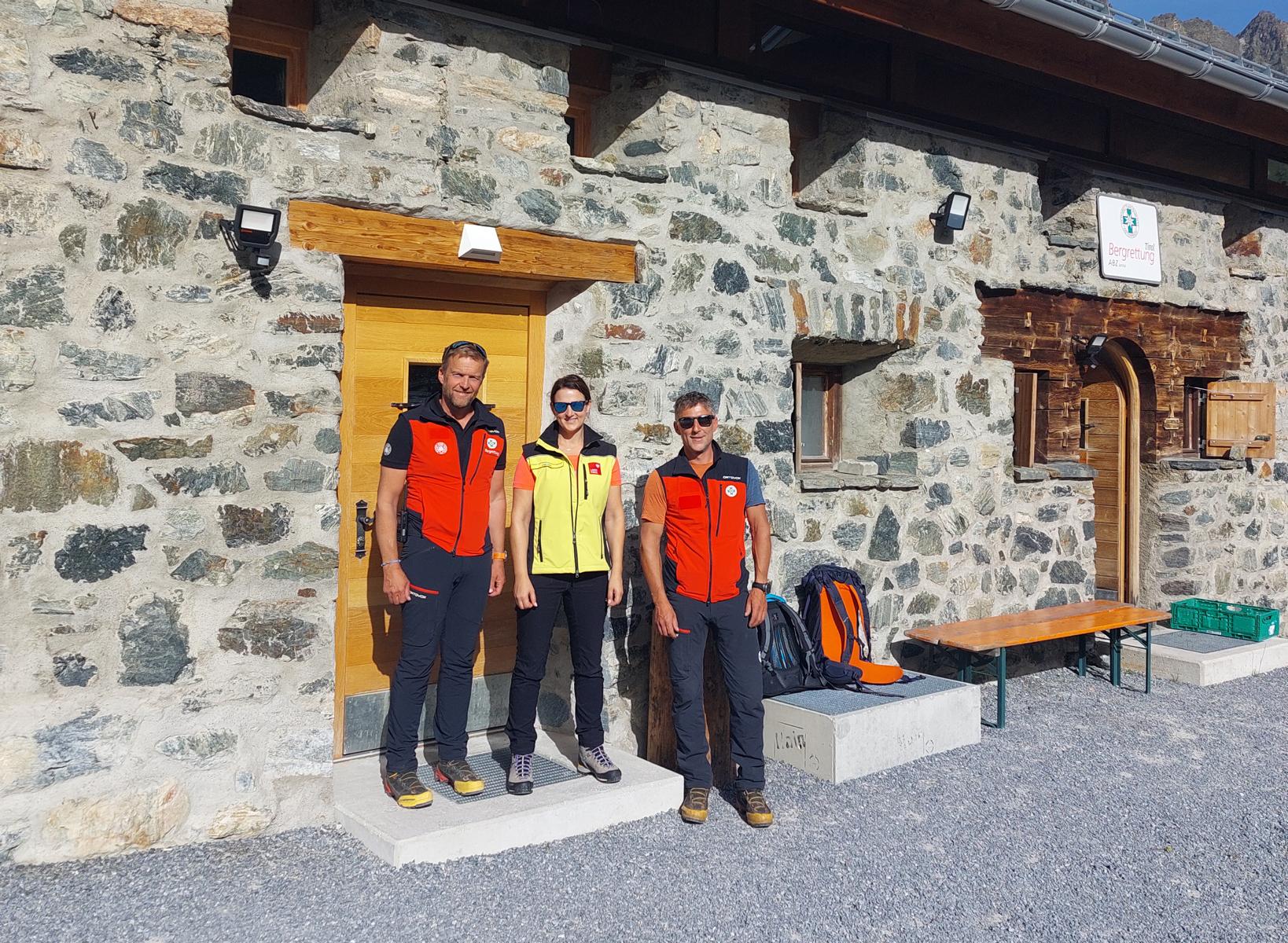 V.li.: Christian Eder (Leiter Bergrettungsakademie), LRin Astrid Mair sowie Landesleiter-Stv. Stefan Hochstaffl im Ausbildungszentrum der Bergrettung im Jamtal (Galt&uuml;r/Bezirk Landeck). Foto: Land Tirol/Brandhuber