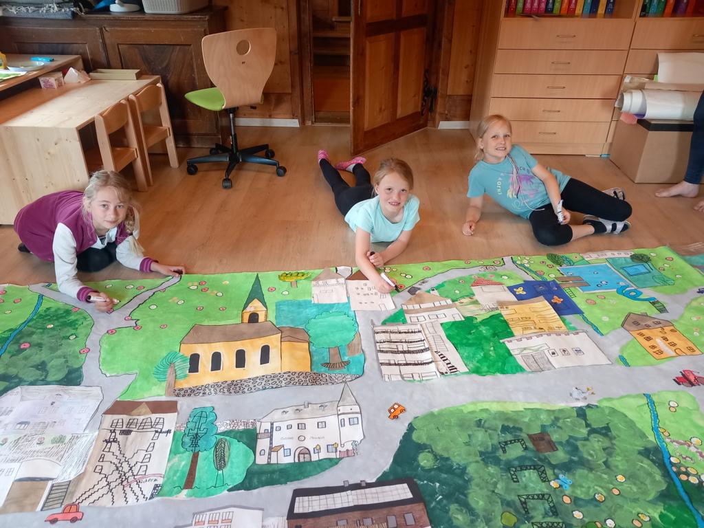 An vielen Nachmittagen wurde mit gro&szlig;em Eifer gemalt.