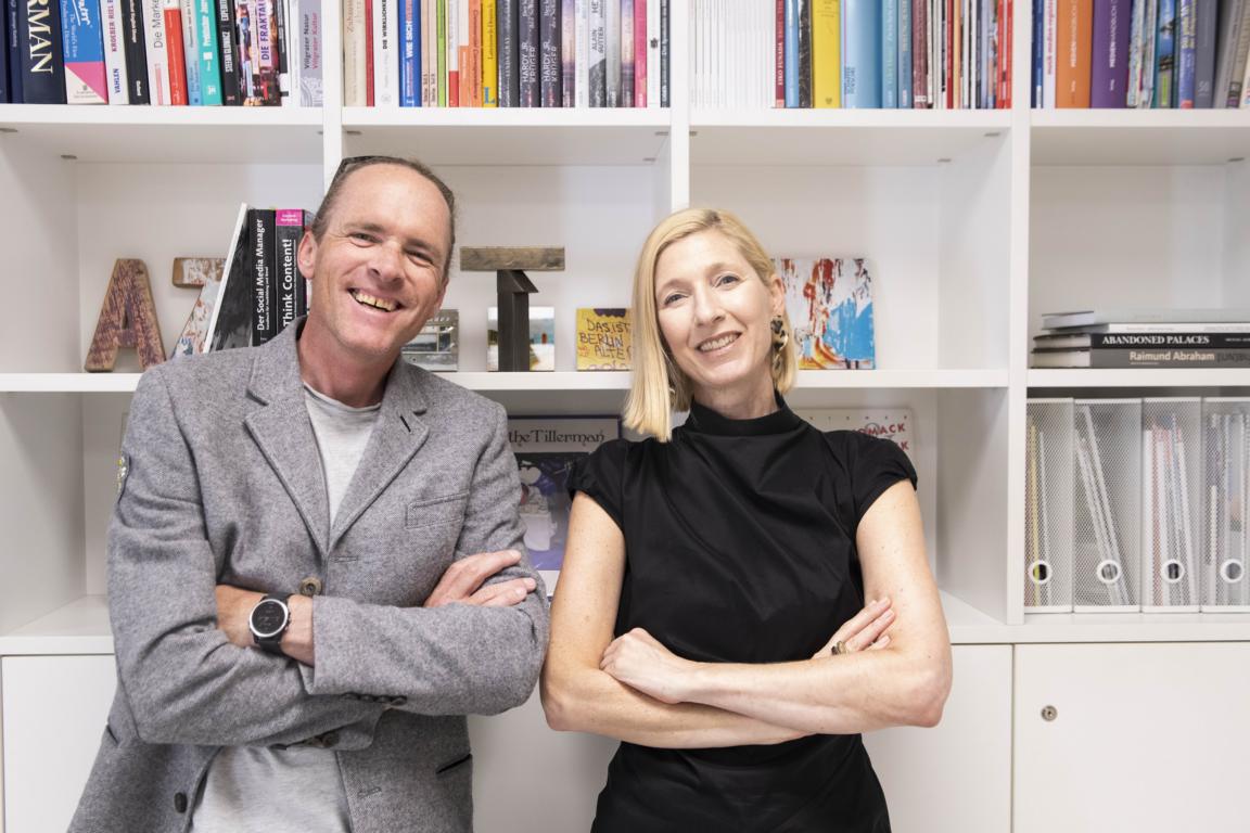 Fotograf Martin Glantschnig und Andrea Zanier von "azett kommunikation" freuen sich jetzt schon &uuml;ber die Nominierung. (c) azett kommunikation