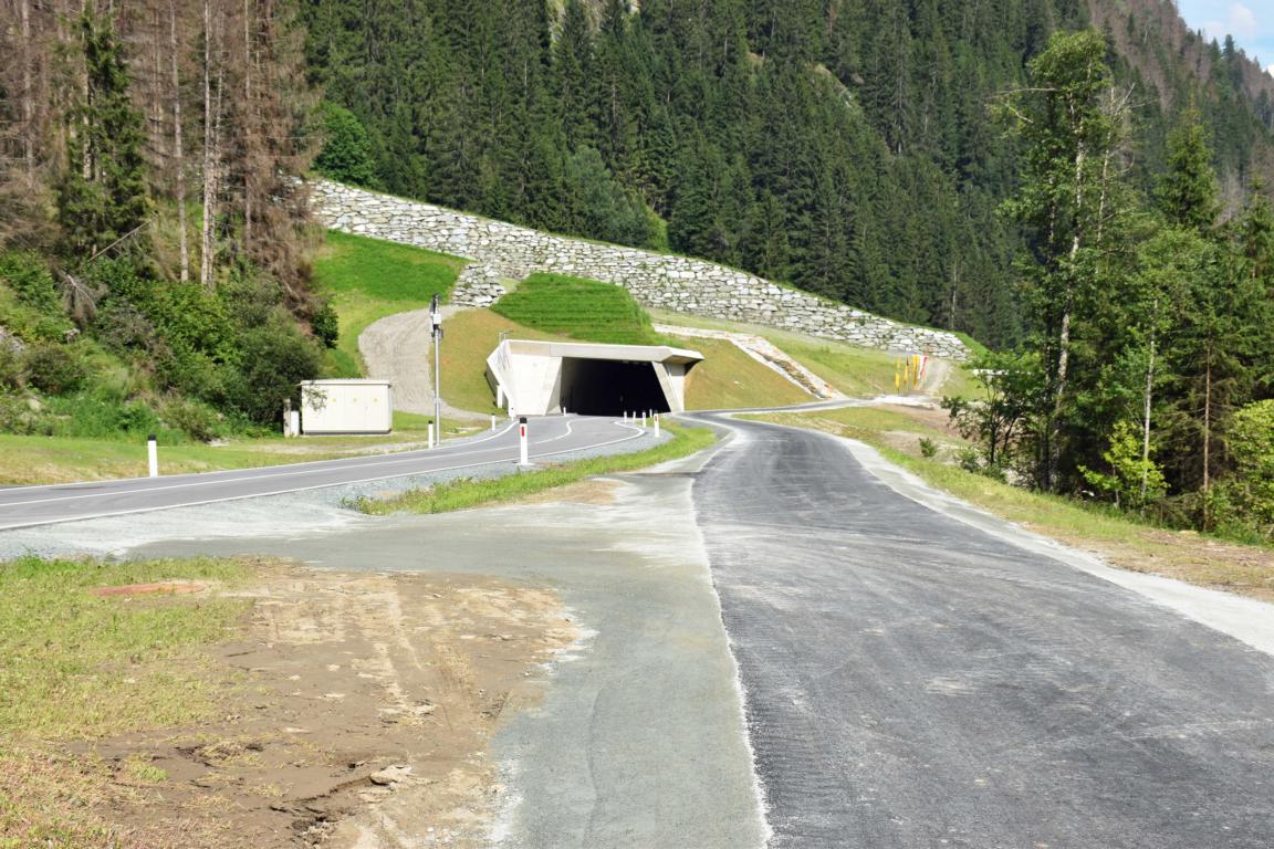 Parallel zu den beiden Galerien wurde au&szlig;erhalb &ndash; im Zwickelbereich zur Schwarzach &ndash; auch ein neuer Radweg geschaffen. Foto: Land Tirol/Pichler