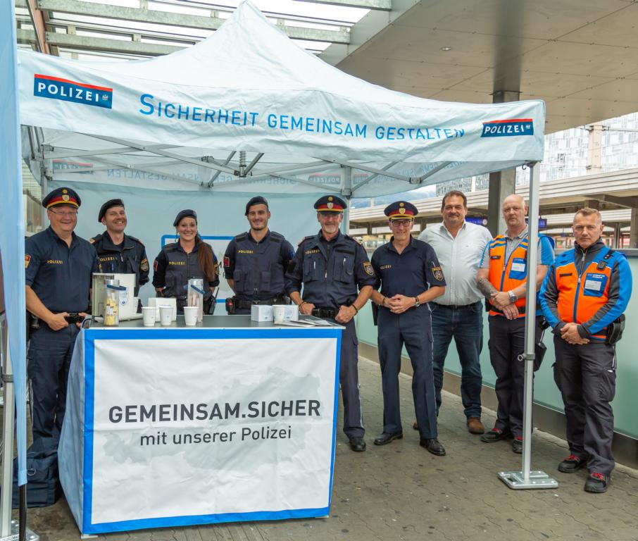 Coffee with Cops am Bahnhof Innsbruck, Bgdr Martin Kirchler, BA MA (4.v.re.) mit Polizeibediensteten und Martin Wieser (&Ouml;BB) (3.v.re.) mit Mitarbeitern der &Ouml;BB. Foto: LPD Tirol/GrInsp Gruber.
