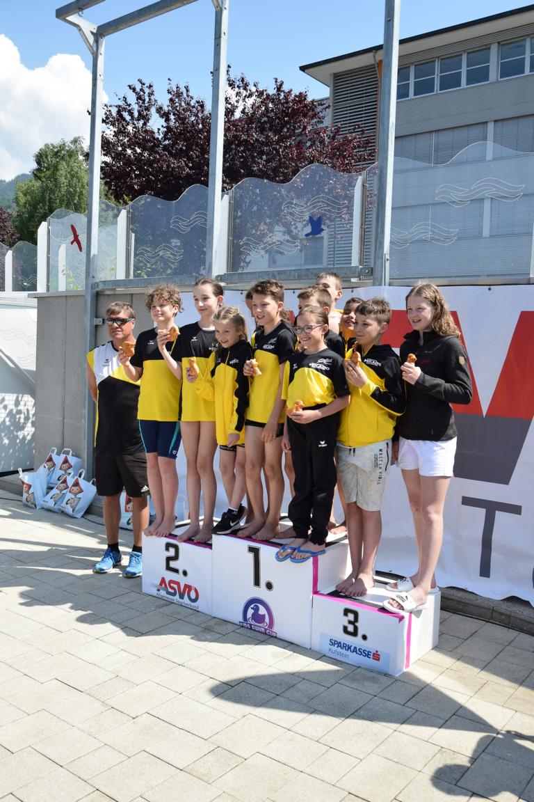 Die 11 Schwimmer:innen der Schwimmunion Osttirol bei der Siegerehrung. Foto: SU Osttirol