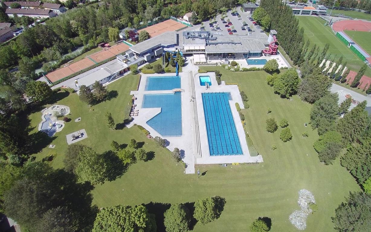 Das Dolomitenbad ist auch ab Freitag f&uuml;r alle Wasserratten ge&ouml;ffnet. (c) Stadt Lienz/Lenzer