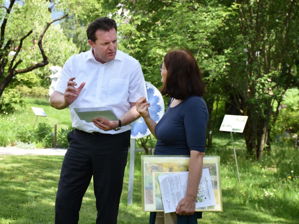 LR Ren&eacute; Zumtobel machte sich vor Ort selbst ein Bild und erkundigte sich &uuml;ber die wichtigsten Faktoren f&uuml;r einen naturnahen Garten. Foto: Land Tirol/Knabl