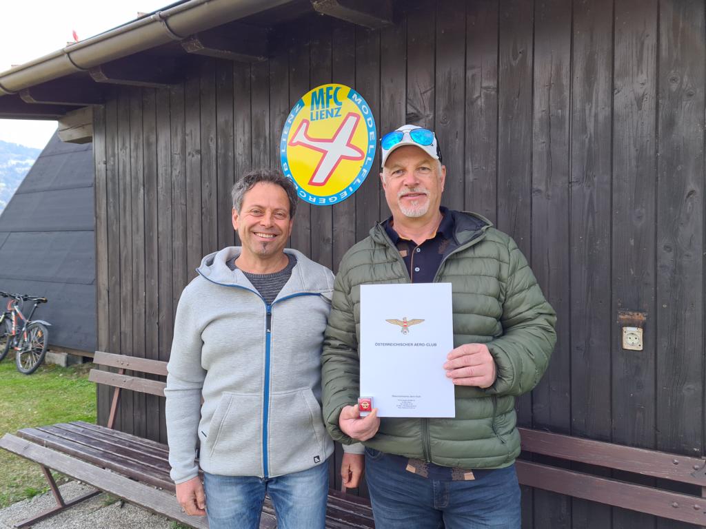 MFC-Lienz Obmann Arne Hils (li.) freut sich, Herbert Dietrich die Urkunde f&uuml;r 40 Jahre Mitgliedschaft beim &Ouml;AeC (&Ouml;sterreichischer Aeroclub) &uuml;bergeben zu k&ouml;nnen. Foto: Kozubowski