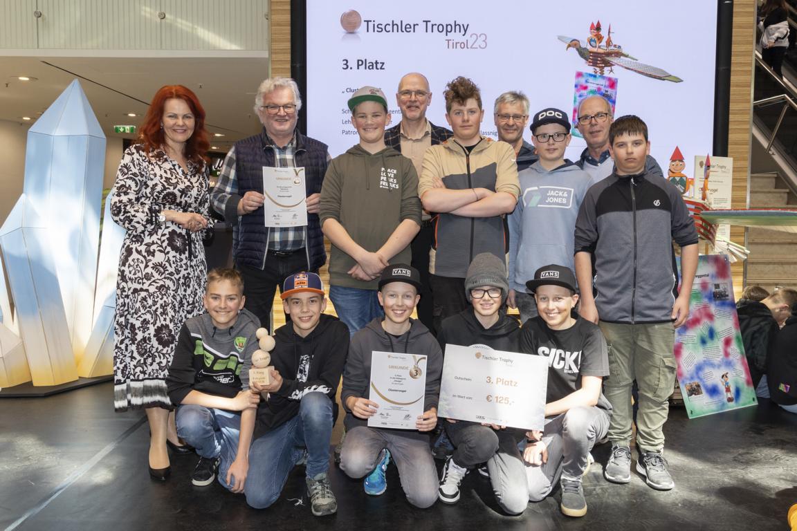 Bei der Preisverteilung im Einkaufszentrum &bdquo;DEZ&ldquo; in Innsbruck war auch Landesr&auml;tin Cornelia Hagele mit dabei &ndash; die Sch&uuml;lerinnen und Sch&uuml;ler bekamen Gutscheine und auch Geldpreise &uuml;berreicht v.l. Landesr&auml;tin Hagele, Fachlehrer Peter Kofler, Julian Leitner,