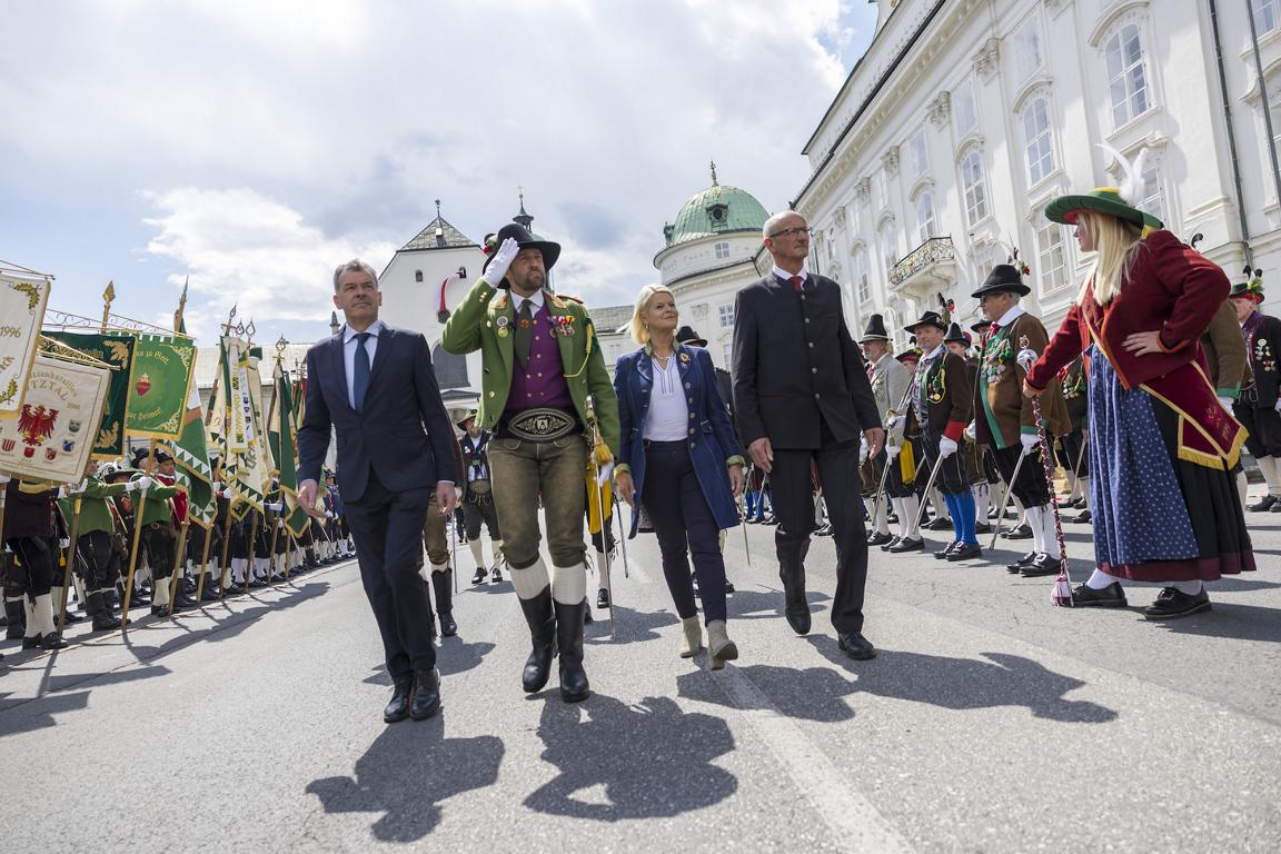 Landes&uuml;blicher Empfang mit Ministerin Klaudia Tanner, LH Anton Mattle und Bgm Georg Willi vor Innsbrucker Hofburg. Foto: BTSK / Matthias Sedlak