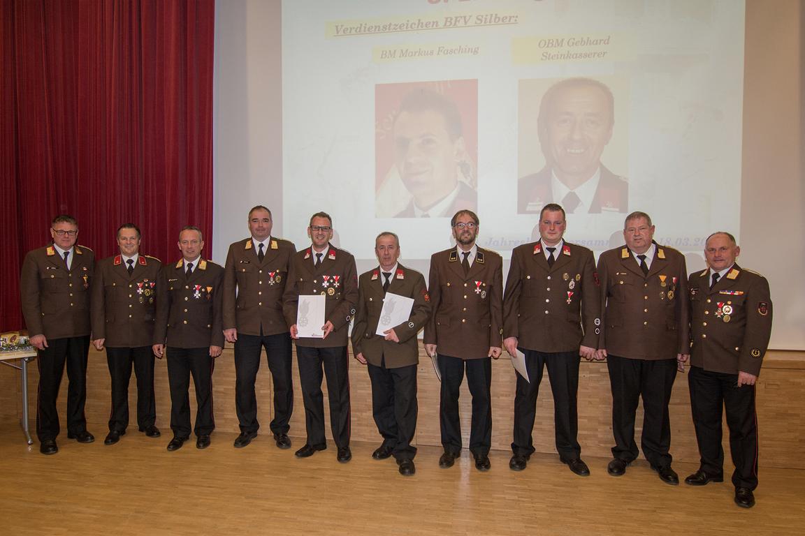 Bezirksfeuerwehrkommandant und Bezirksfeuerwehrinspektor konnten auch verdiente Kameraden mit den Verdienstzeichen in Bronze und Silber des Bezirksfeuerwehrverbandes Lienz auszeichnen v.l. Abschnittskommandant DI (FH) Michael K&ouml;ll, Kommandant Peppi T&ouml;nig,