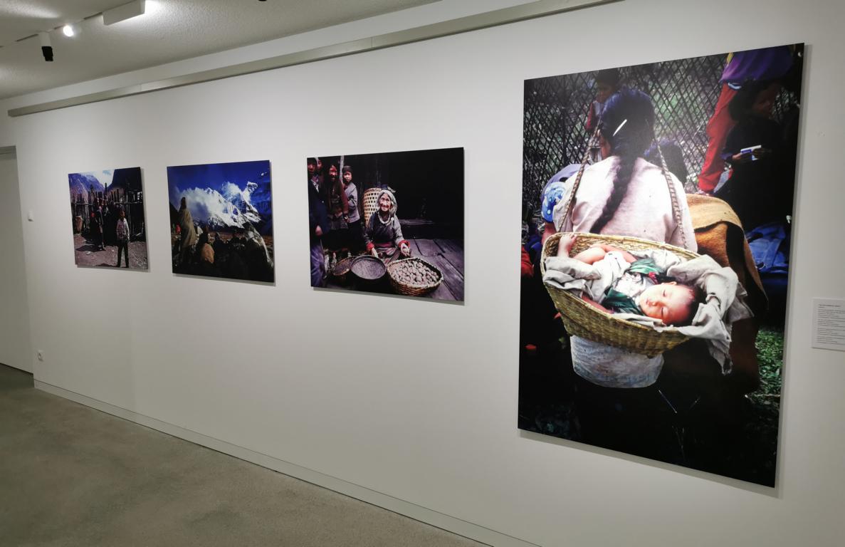 Ein Blick in die TAP-Ausstellung &bdquo;Jenseits des Manaslu. Friedl Mutschlechner &ndash; Bergsteiger und Fotograf&ldquo;, LUMEN. Museum f&uuml;r Bergfotografie am Brunecker Kronplatz, 2021 &copy; Martin Kofler &ndash; TAP