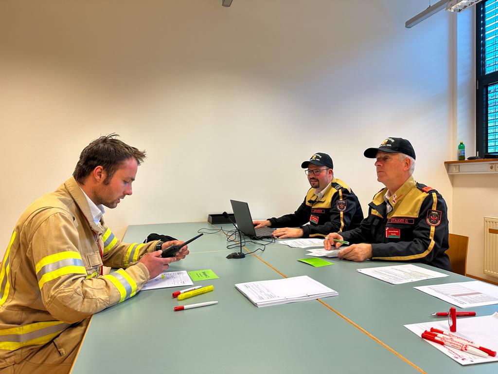 OBI Martin Holzer von der FF Matrei beim Erstellen und Weitergeben einer Nachricht