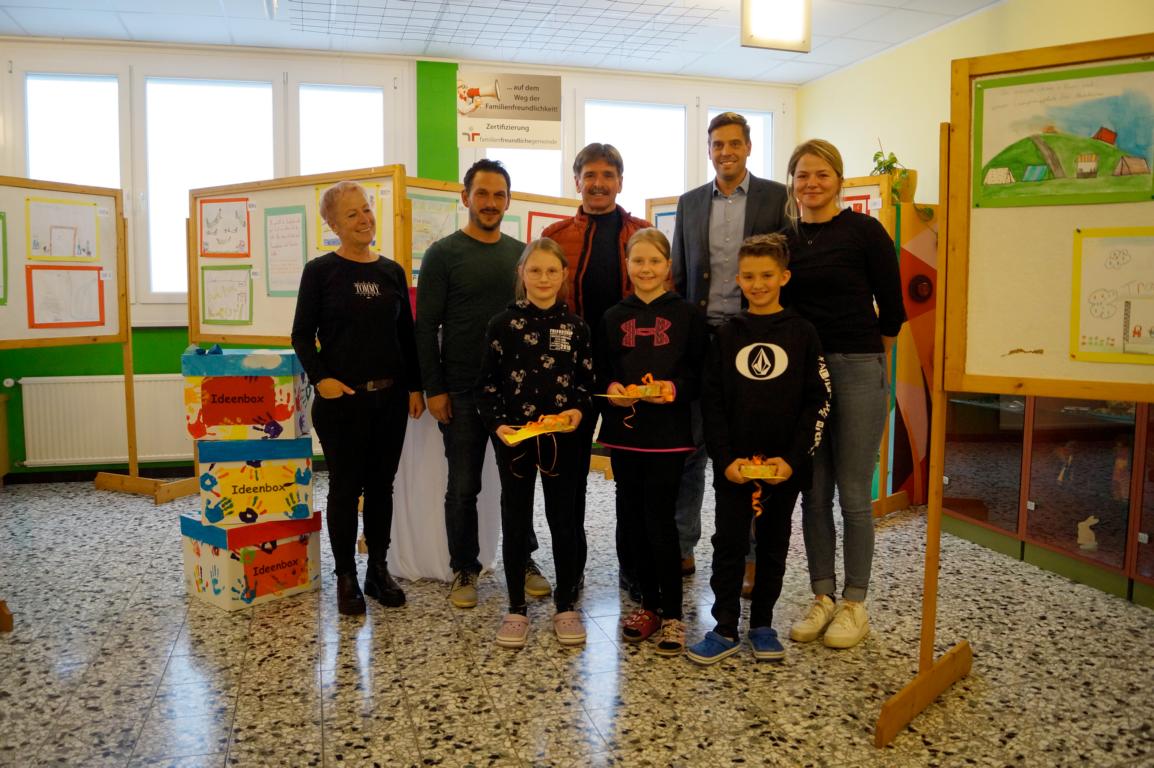 Unter den jungen K&uuml;nstlern wurden Preise verlost - im Bild die Obfrau des Familienausschusses GR Martina A&szlig;mair, Schulleiter Stefan Bachmann, Bgm. Dietmar Ruggenthaler, Direktor Gerhard W&ouml;rister, P&auml;dagogin Julia Putzhuber mit den gl&uuml;cklichen Gewinnern Kat