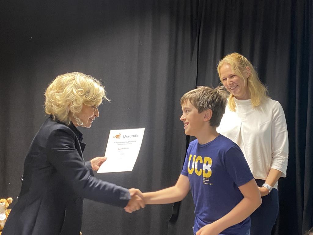 Bgm Elisabeth Blanik, Landessieger David Marizzi und Schulleiterin Carolin Steiner