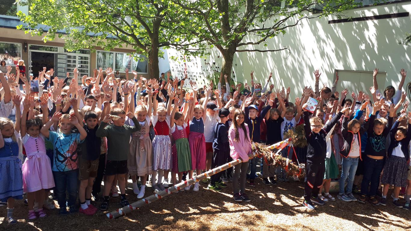 Gro&szlig;e Freude nicht nur bei Alina, die den Maibaum gewonnen hat.