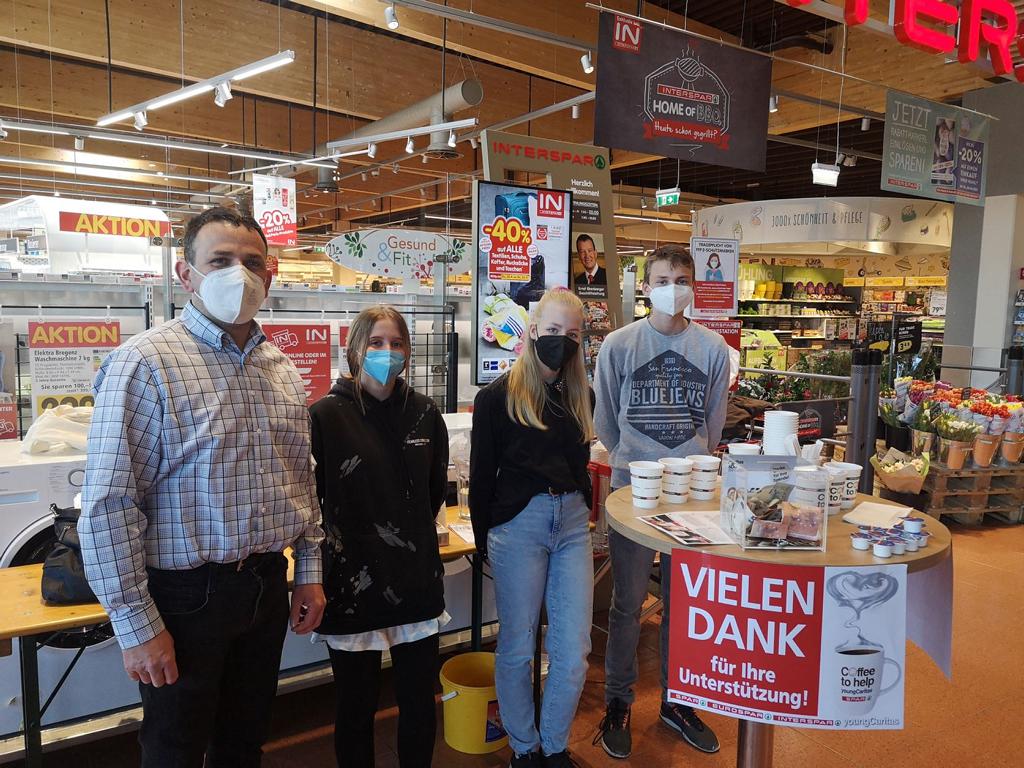 Interspar Lienz: Firmbegleiter, Pastoralassistent Thomas Happacher, Firmlinge Mara Innerhofer, Julia Theurl, Florian Sunsitsch. Foto: Caritas