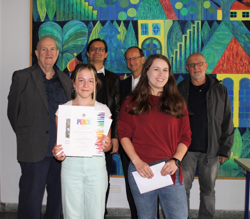 Preis&uuml;bergabe  im BG/BRG Lienz  V.l.n.r.: Lions-Wettbewerbsbeauftragter Hans Mahl, Schulsiegerin Lena Stocker (Klasse 2D), Lions-Pr&auml;sident Martin Kofler, Direktor Roland Ro&szlig;bacher, Professorin Alessandra Steiner, Professor i. R. Anton Fercher  (&copy; BG/BRG L