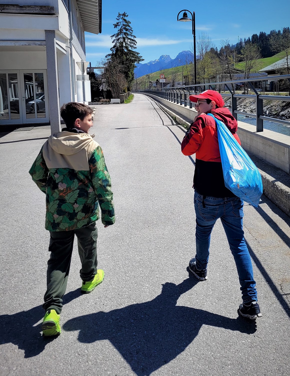 Gabriel und Aaron nach der erfolgreichen M&uuml;llsammelaktion. Foto: ASO Sillian