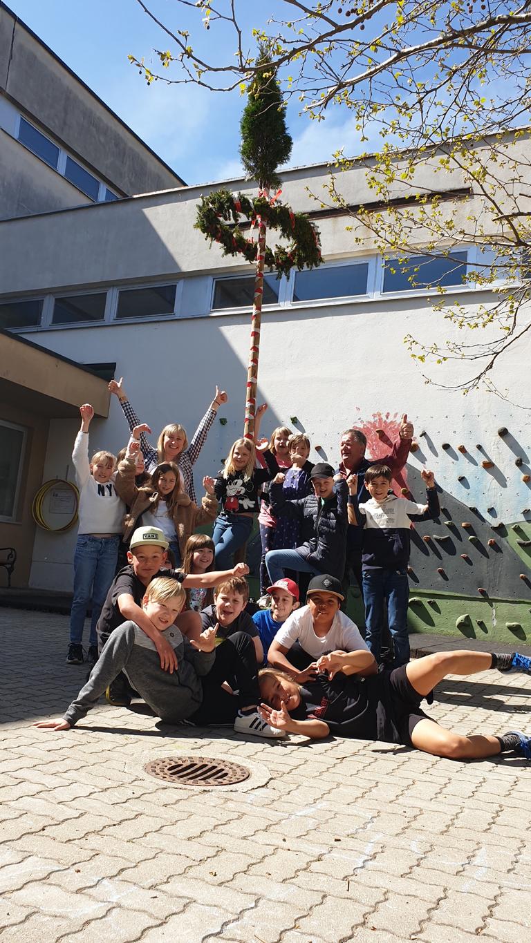 Die Sch&uuml;lerInnen mit ihrem Maibaum. Foto: Leiter