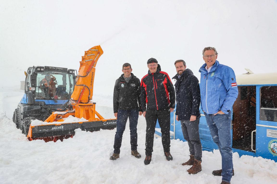 Landesrat Martin Gruber (Stra&szlig;enbaureferent, Land K&auml;rnten), Stefan Putz (Gesch&auml;ftsf&uuml;hrer SYN TRAC GmbH), Landesrat Stefan Schn&ouml;ll (Stra&szlig;en- und Mobilit&auml;tsreferent, Land Salzburg) und Dr. Johannes H&ouml;rl (Vorstand Gro&szlig;glockner Hochalpenstra&szlig;en AG). Foto: gr