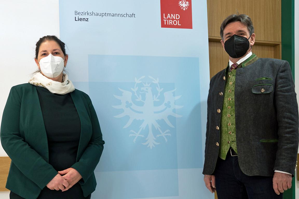 Bezirkshauptfrau Olga Reisner mit Bgm Dietmar Ruggenthaler. &copy; Land Tirol