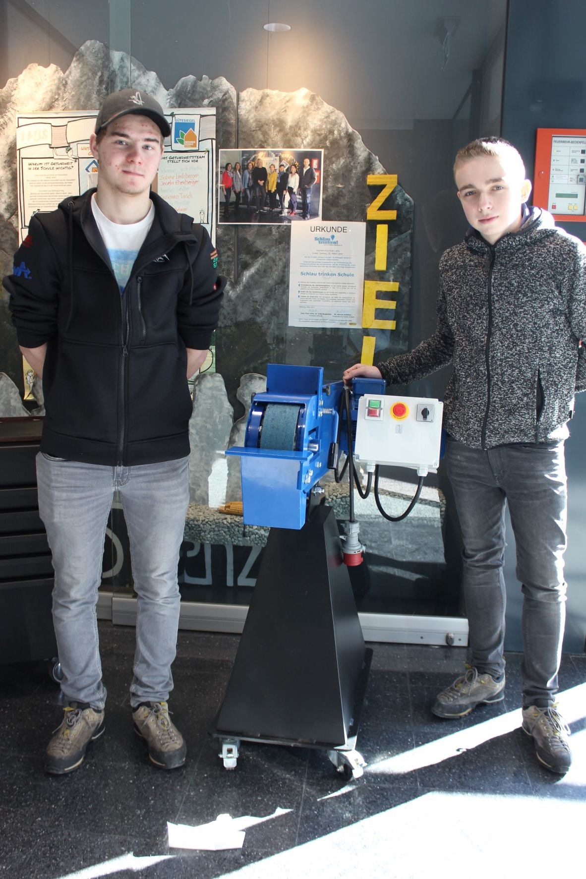 Sandro Ebner  und Simon Mayr entwarfen einen Bandschleifer, welcher k&uuml;nftig in Simons Werkstatt verwendet wird.