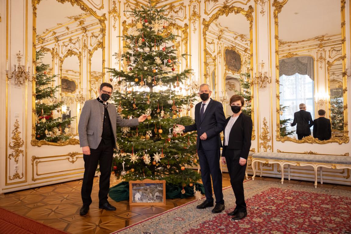 Ein Baum der Tiroler Christbaumproduzenten steht heuer auch in Wien in der Pr&auml;sidentschaftskanzlei. Der Tiroler Bundesratspr&auml;sident Peter Raggl hat die 4 Meter hohe Nordmanntanne an Bundespr&auml;sident Alexander van der Bellen &uuml;bergeben. Foto: Peter Lechner/H