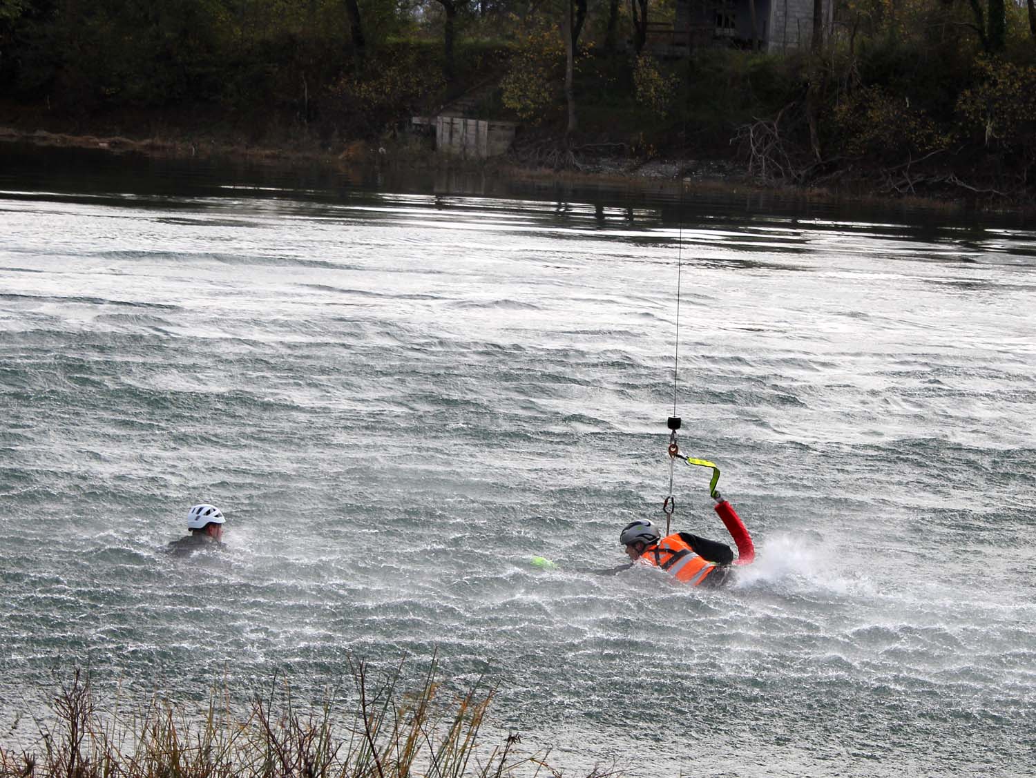 Rettung per Helikopter aus dem Wasser