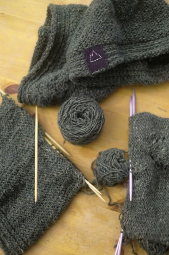 Die Prototypen wurden h&auml;ndisch aus handgef&auml;rbtem Garn gestrickt.  Copyright: Tirol Werbung