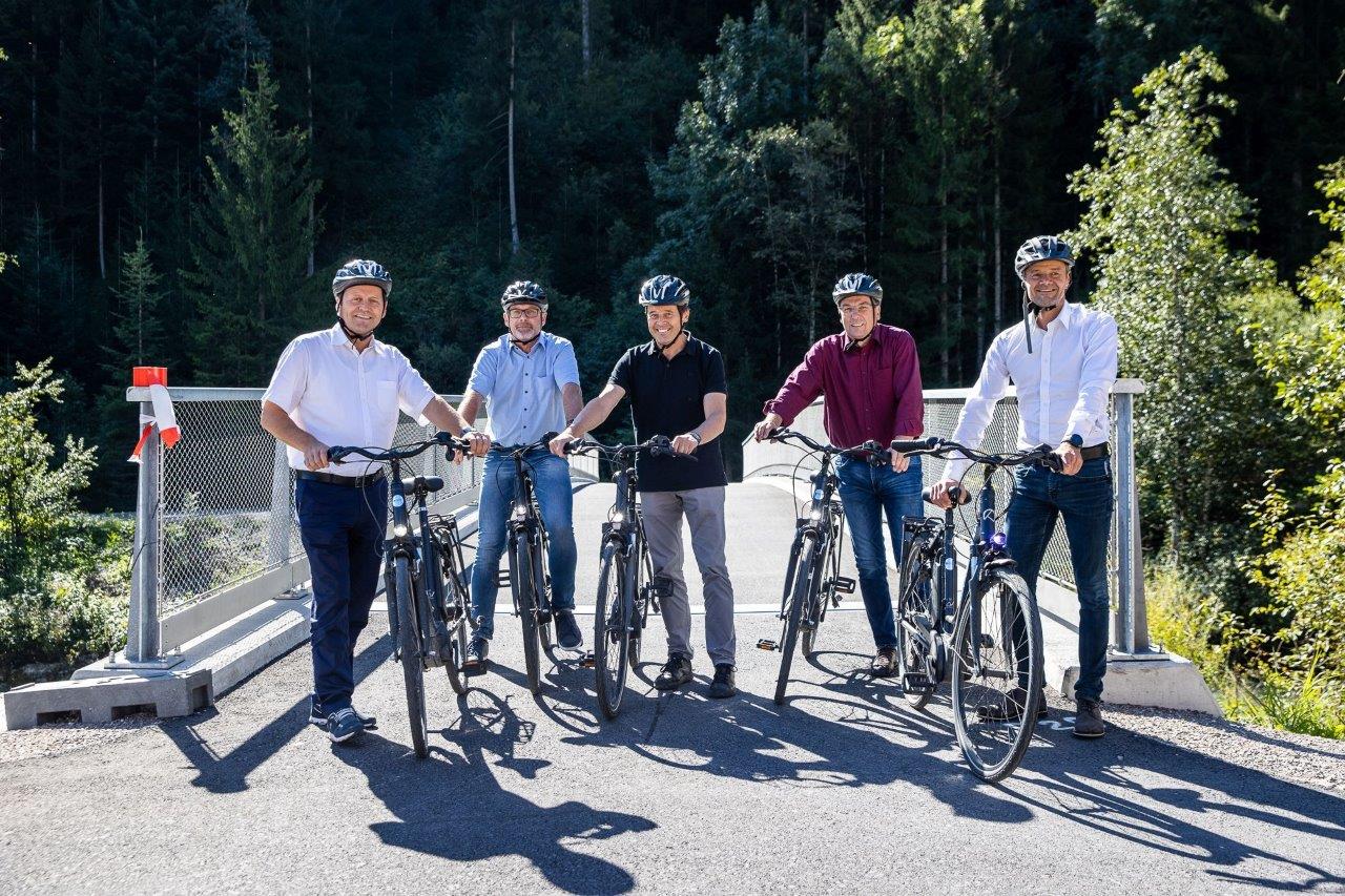 Sep.: Sie er&ouml;ffneten den Drauradweg, v.l.: LHStv Josef Geisler, Bernhard Schneider (Bgm Assling), Harald Haider (Leiter BBA Lienz), Johann Waldauf (Bgm Anras) und Christian Molzer (Vorstand Abt. Stra&szlig;e und Verkehr des Landes Tirol). Foto: Land Tirol/Grode