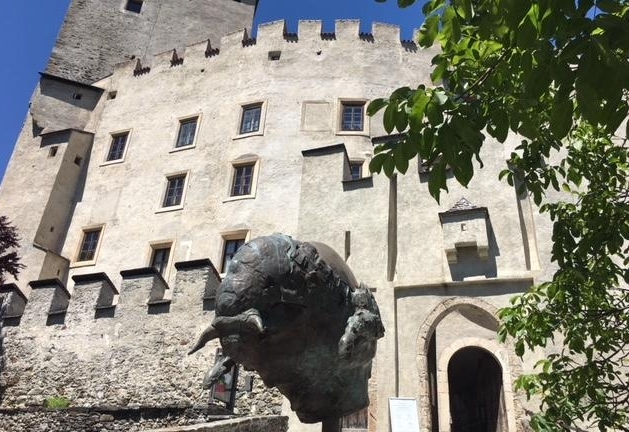 Jul.: Der Bulle von Jos Pirkner begr&uuml;&szlig;te auch heuer wieder die Schlossg&auml;ste. Foto: Stangl