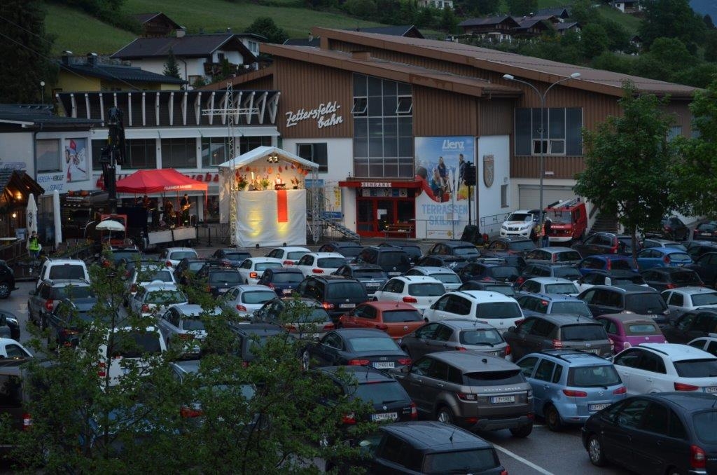 Mai: Der erste Drive-In-Gottesdienst fand an der Zettersfeld Talstation statt. Foto: Glantschnig