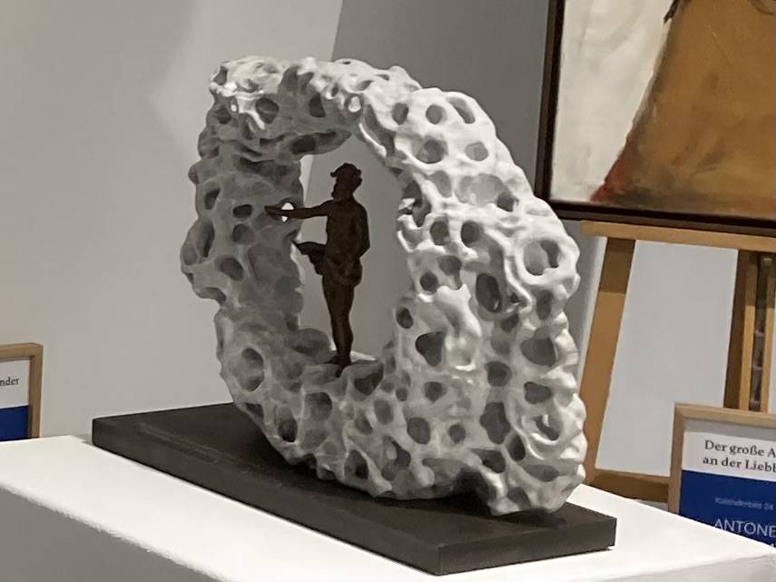 Die Skulptur "Hoffnung und Zweifel" des Osttiroler Bildhauers Gerold Leitner bei der Finissage im RLB-Atelier. Foto: Stangl