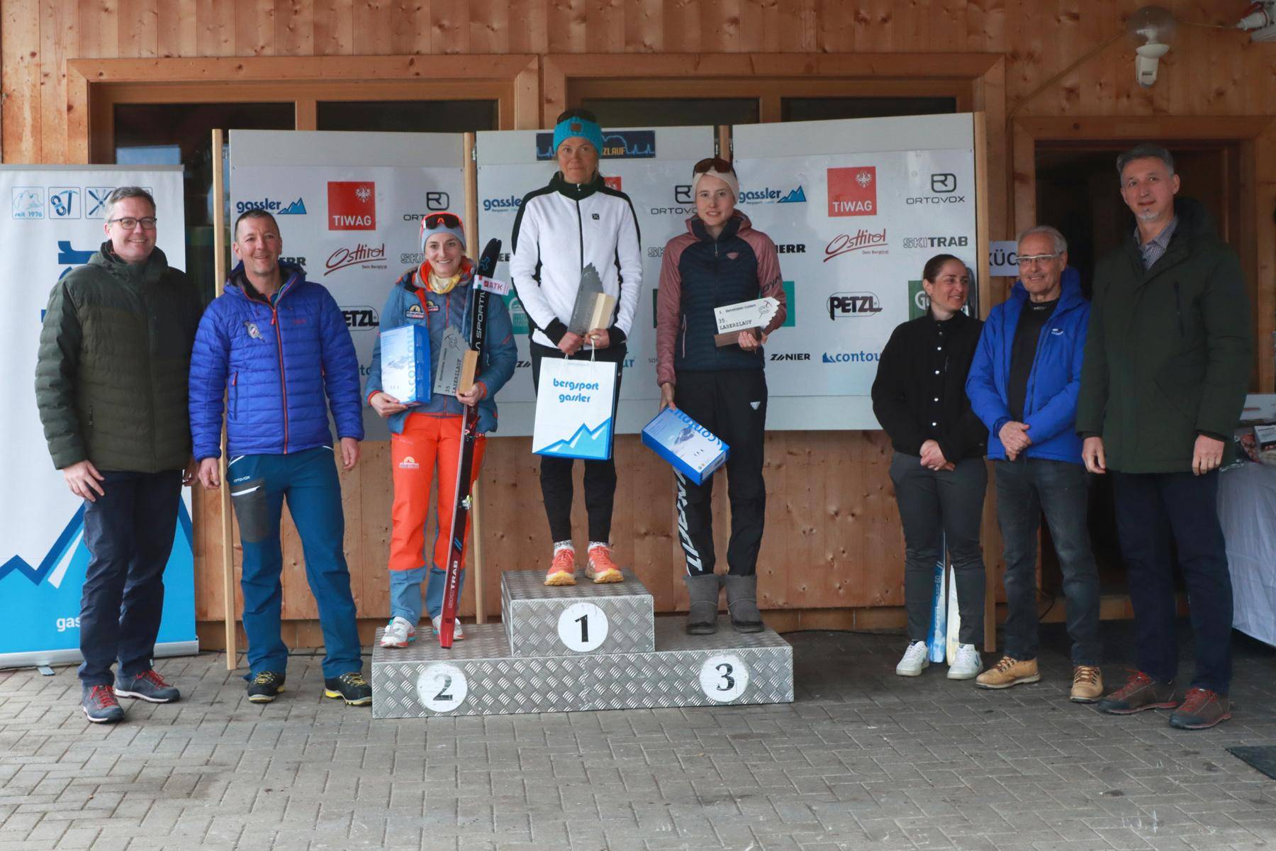 Die schnellsten Damen der Rennklasse bei der Siegerehrung. Foto: Lassnig