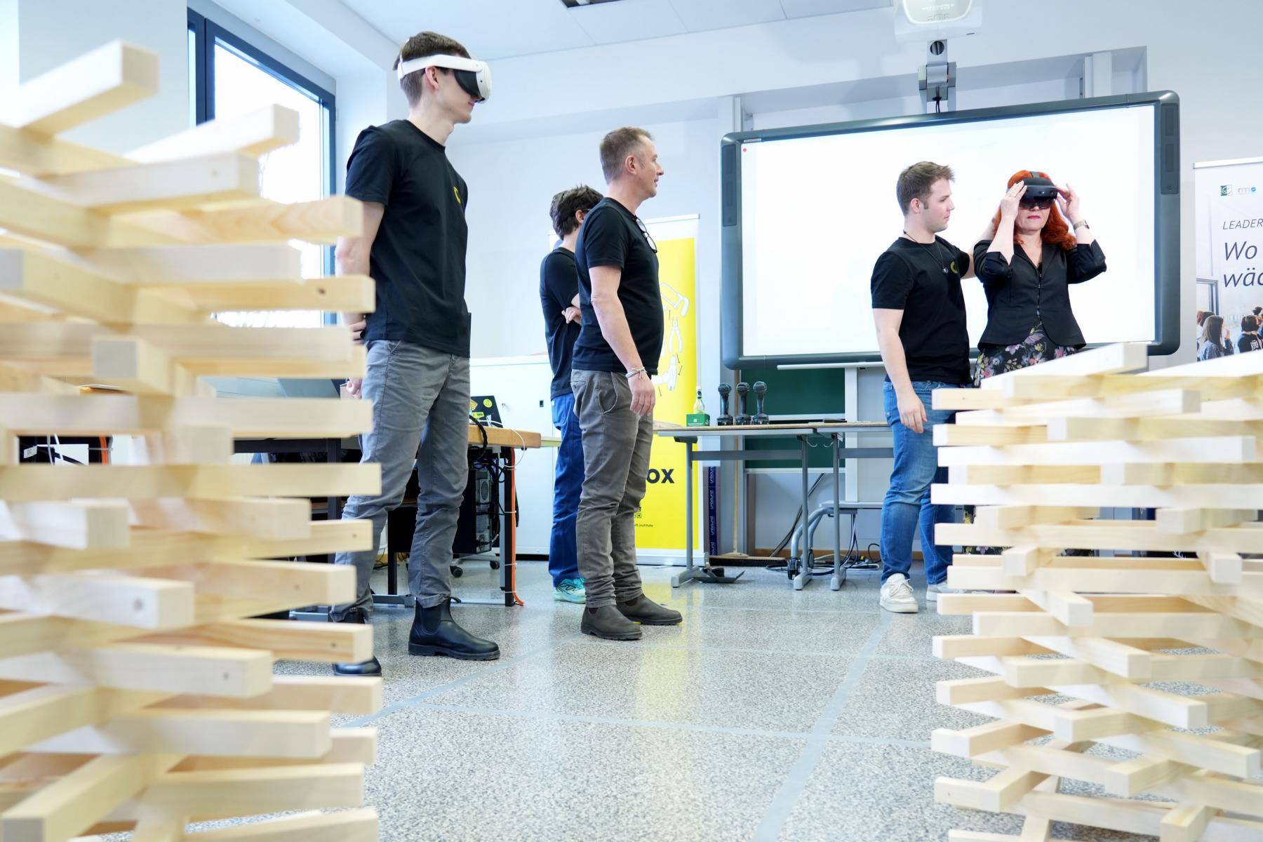 LRin Hagele bekam Einblicke in das umfassende Angebot des neuen MINT-Labs. Foto:  Land Tirol/Krepper