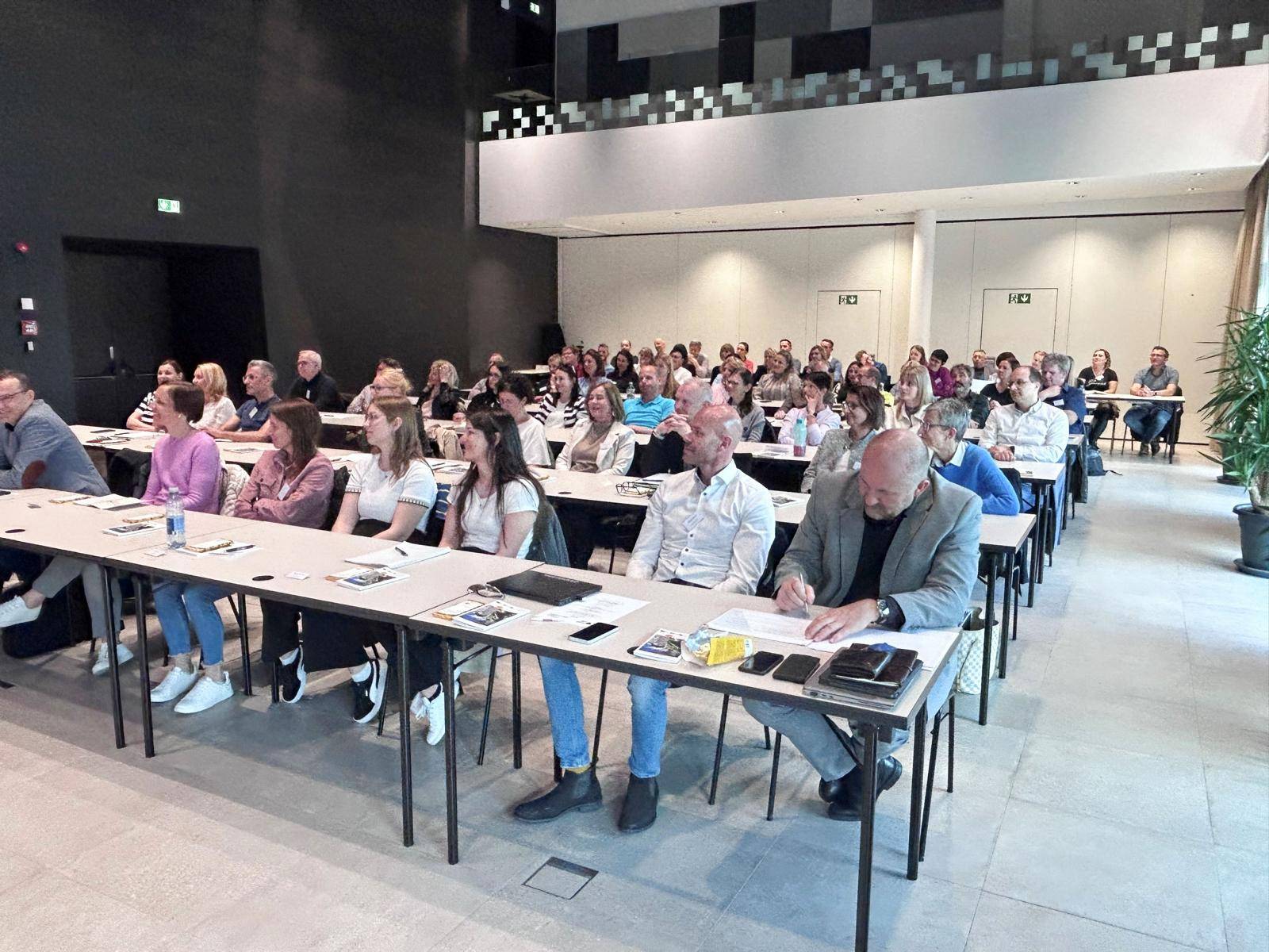 &Uuml;ber 70. Teilnehmer konnten im Saal des IGB in Lienz begr&uuml;&szlig;t werden. Foto: Stadt Lienz