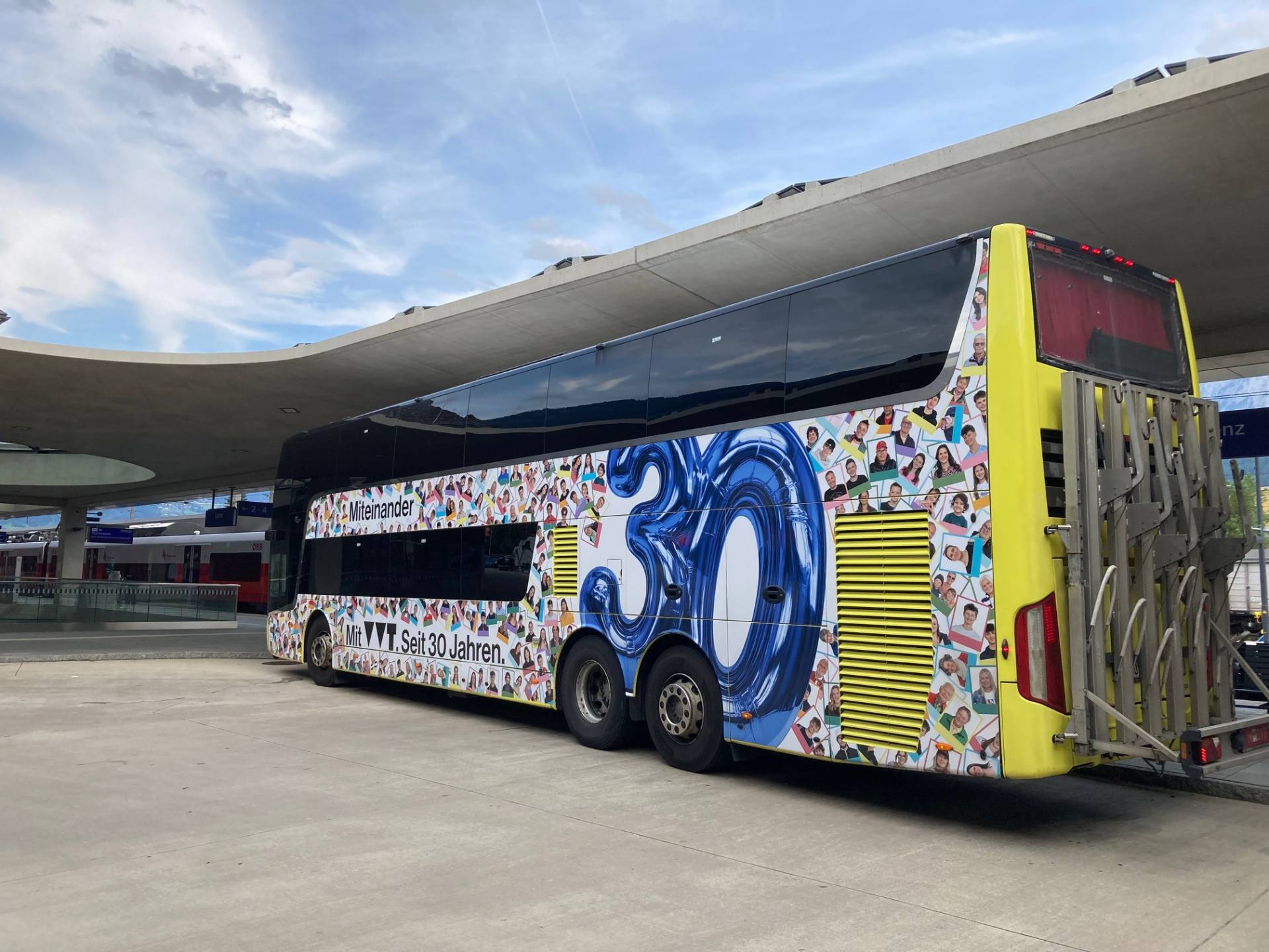Der Jubil&auml;umsbus 960X am Lienzer Bahnhof kurz vor der Abfahrt nach Innsbruck. Foto: Stangl
