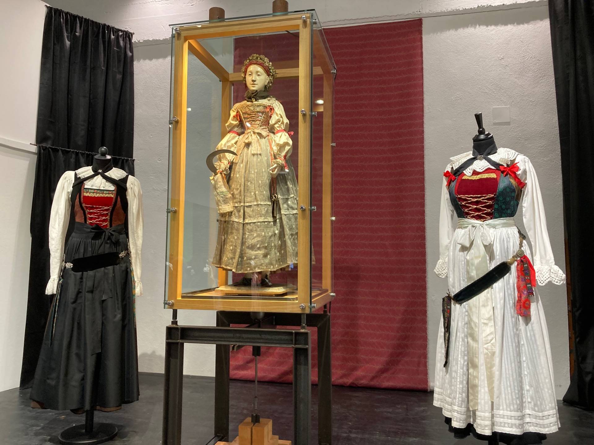 Die "Kleine Notburga" ist eine alte Prozessionsfigur aus Matrei in festlichem Gewand. Foto: Stangl