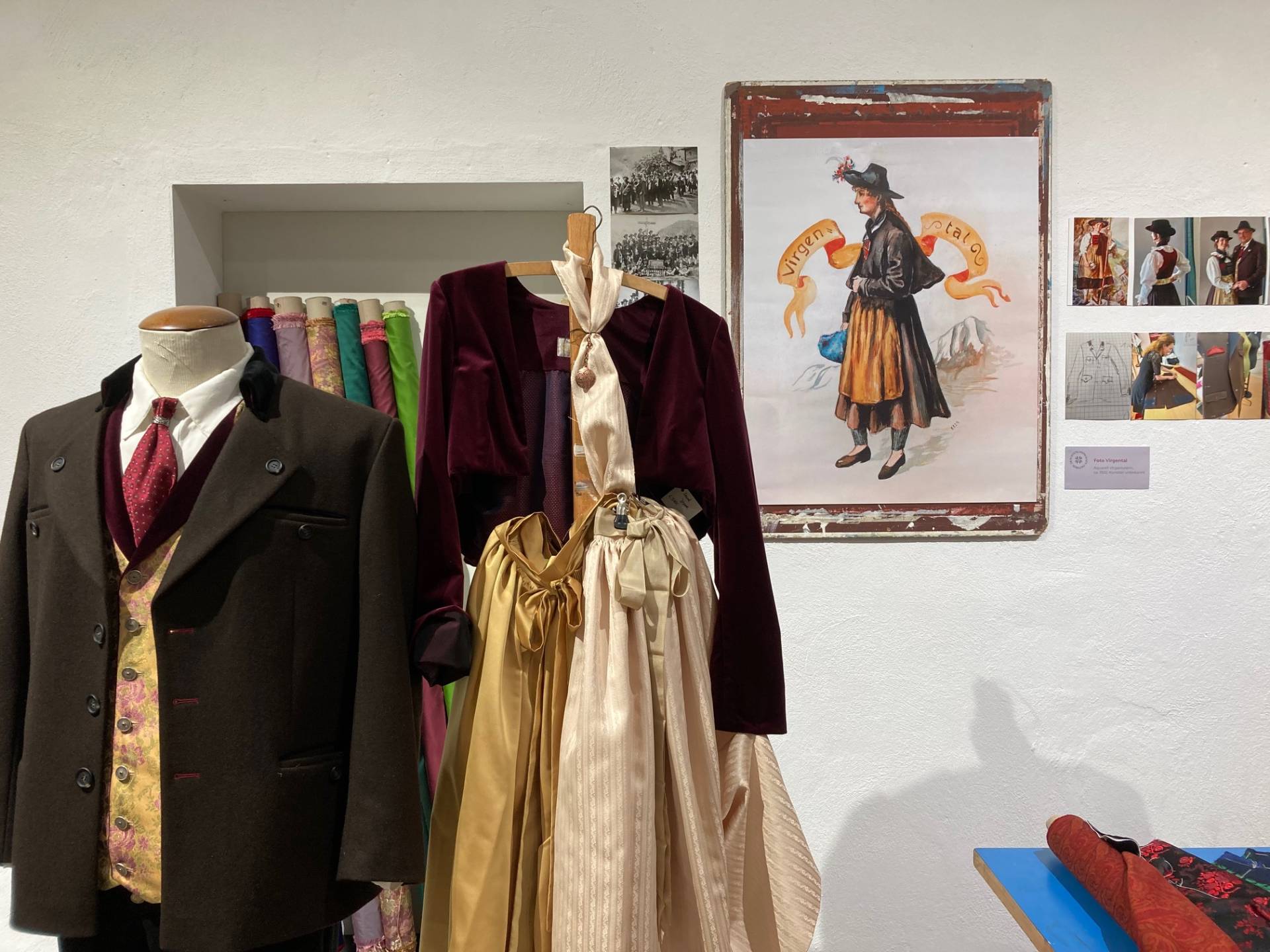 Hier wird eine neue Virger Tracht entwickelt, Vorbild ist eine &uuml;ber 100 Jahre alte Postkarte. Foto: Stangl