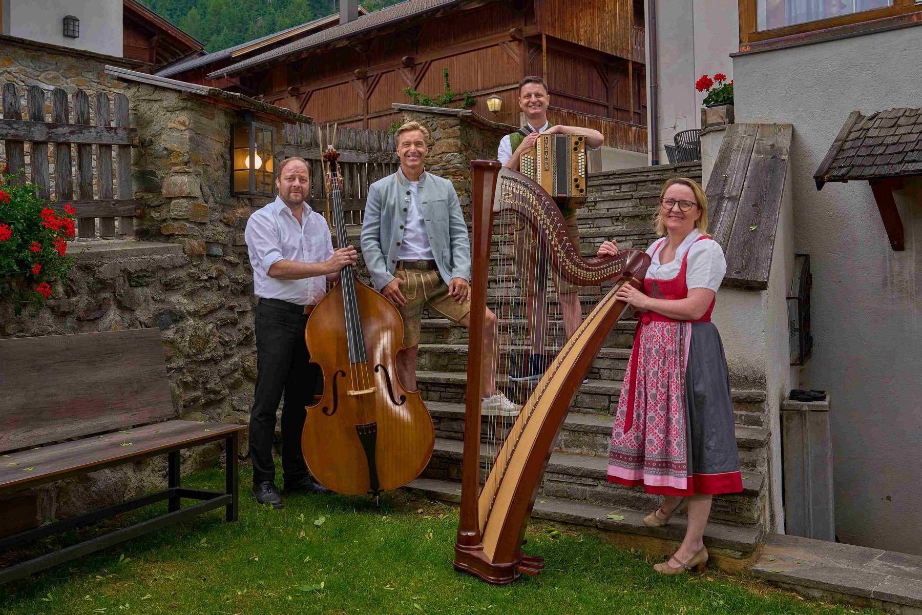 Als eine der acht Musikgruppen spielt auch die Hausmusik Unterw&ouml;ger auf.