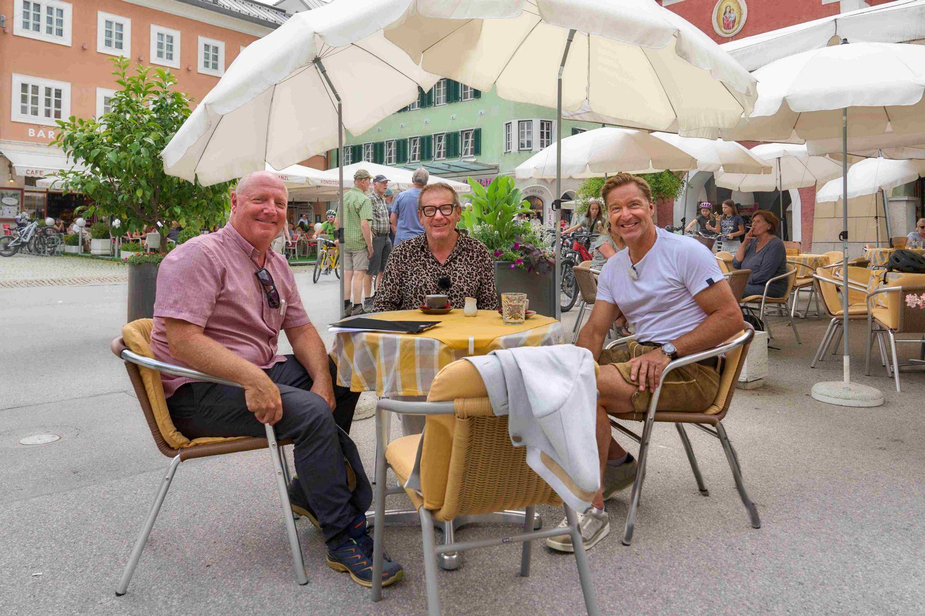 Hans Knau&szlig; mit Eberhart Forcher und Regisseur Robert Sturmer bei den 
Dreharbeiten. Fotos: &copy; ORF/Alois Kuschetz/Kurt Foditsch